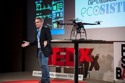 Pedro Diezma en el escenario de TEDx junto a un dron