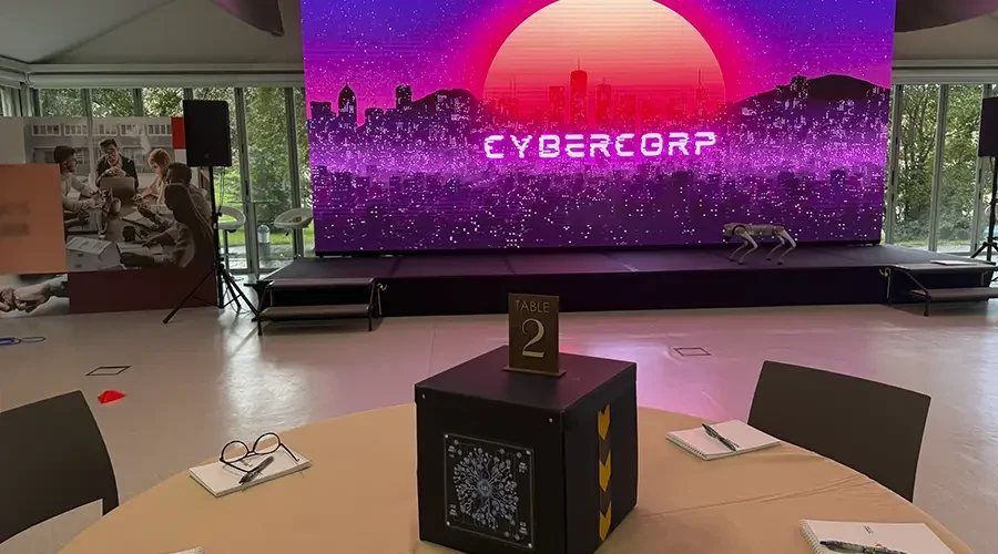 Escenario de una dinámica de team building tecnológica con perro robot